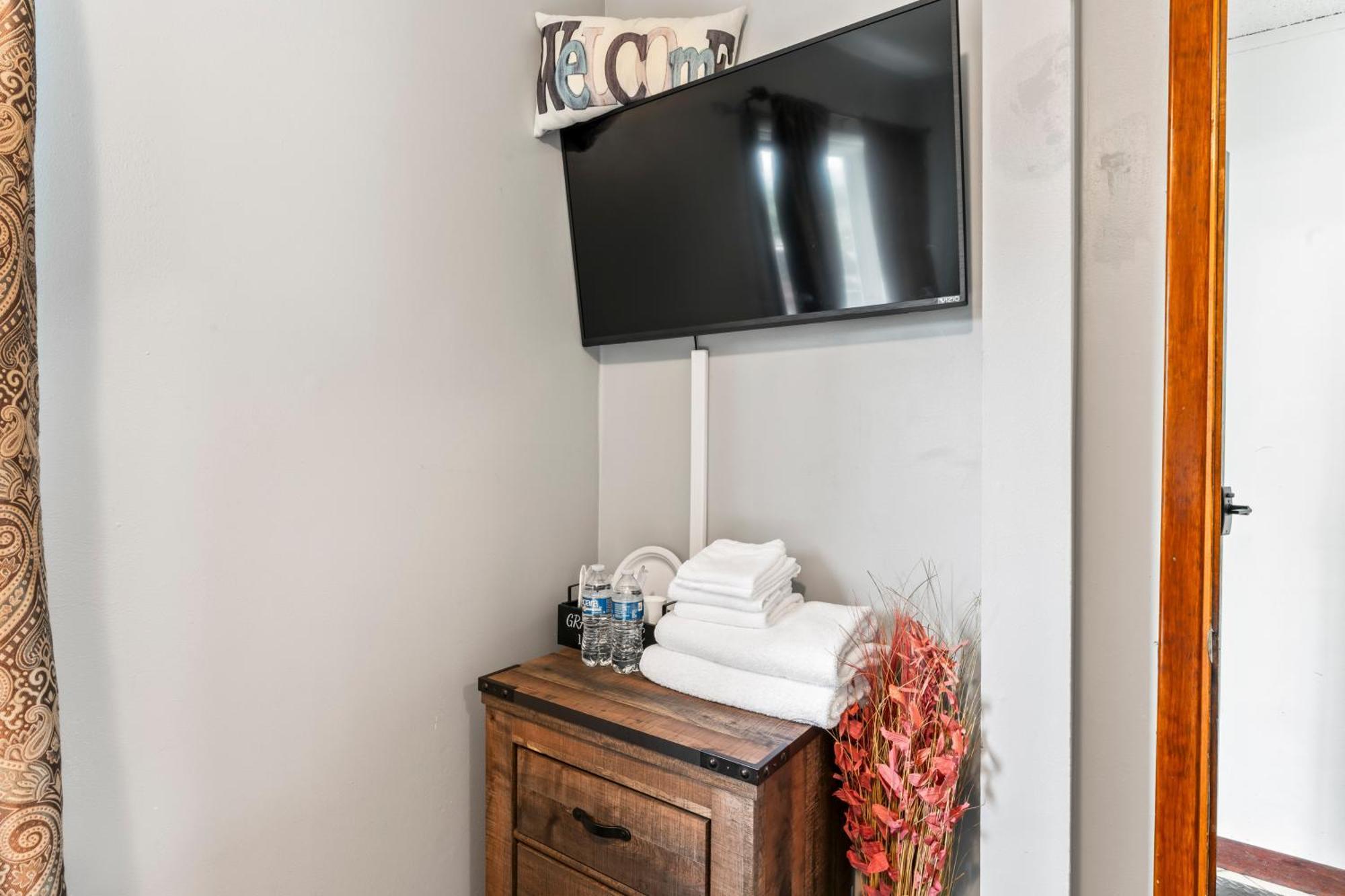 Compact But Cozy Too Hotell Anchorage Exteriör bild